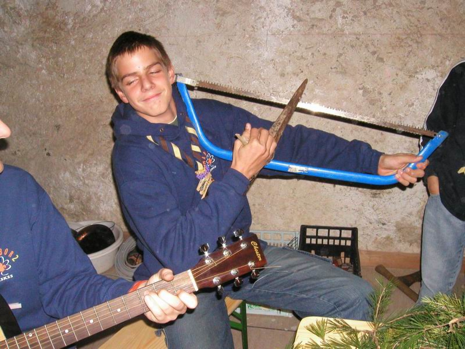 mariborski skavti izdelujejo venčke