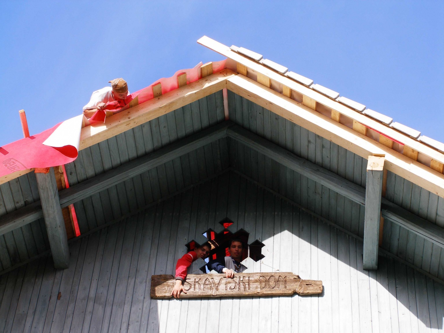 Obnova strehe na skavtskem domu v Kočevskem rogu