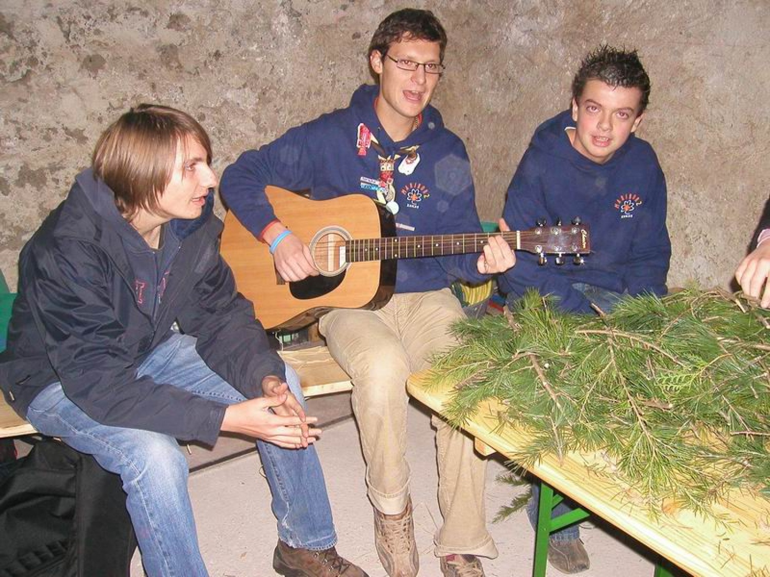 mariborski skavti izdelujejo venčke