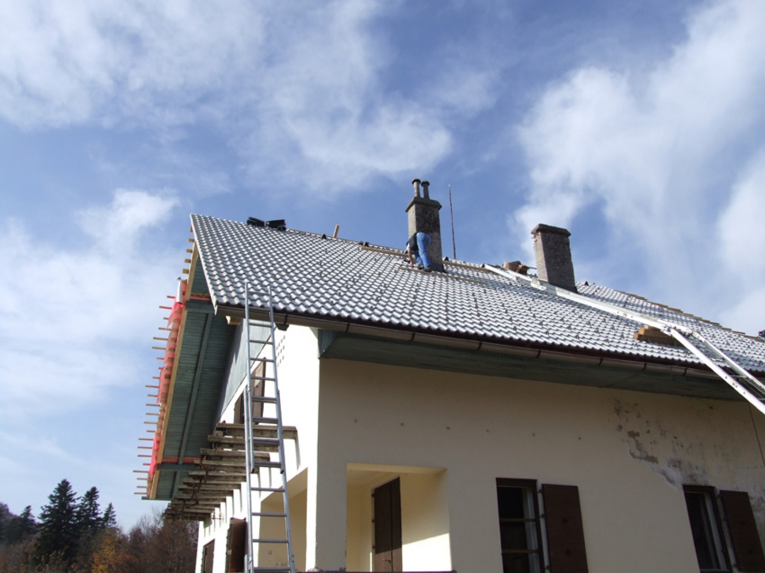Obnova strehe na skavtskem domu v Kočevskem rogu