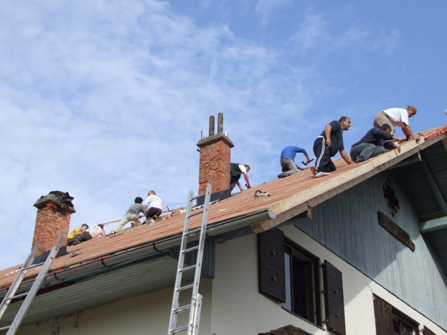 Obnova strehe na skavtskem domu v Kočevskem rogu