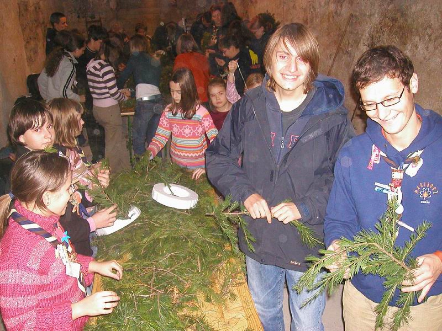 mariborski skavti izdelujejo venčke