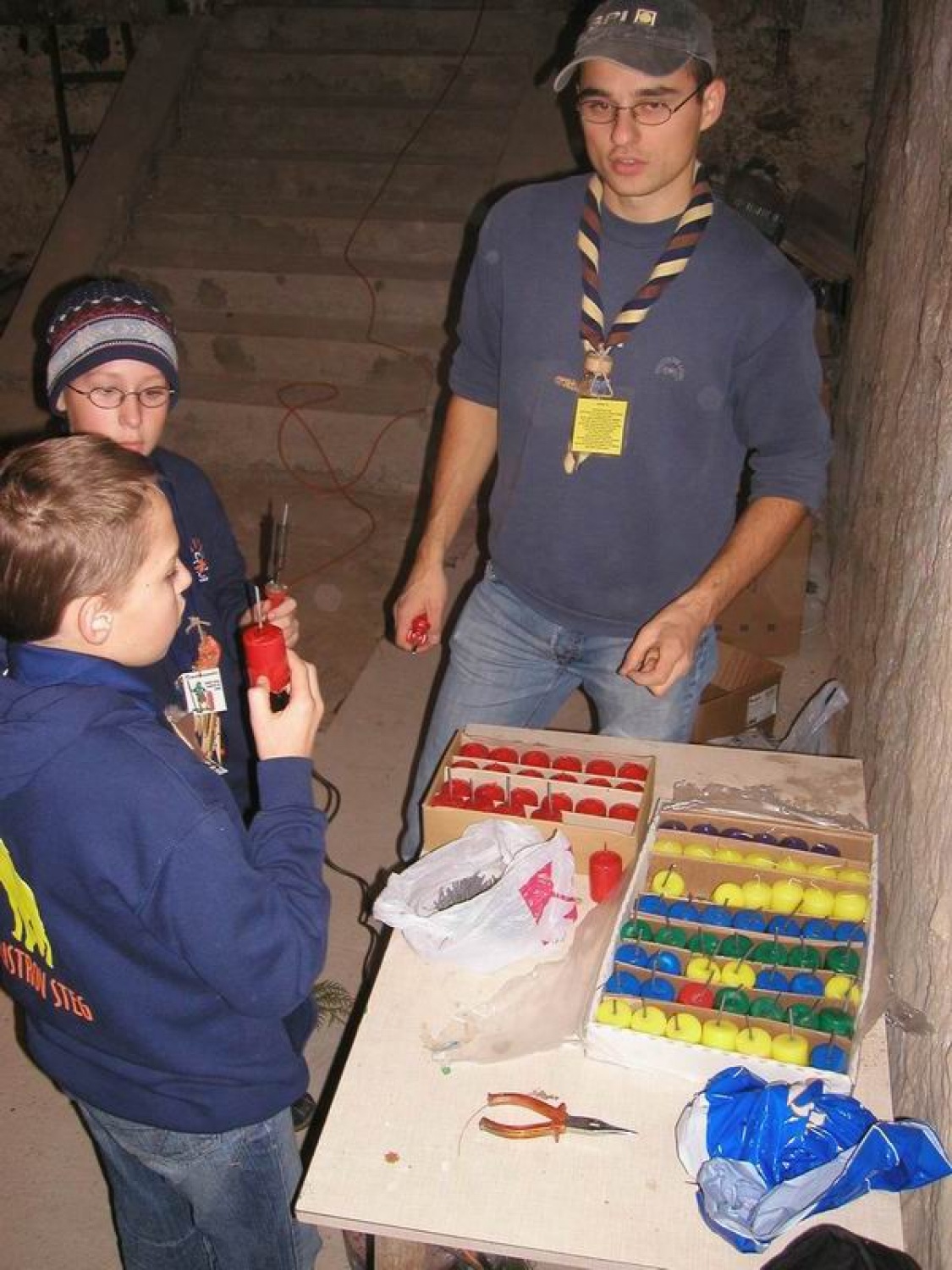 mariborski skavti izdelujejo venčke