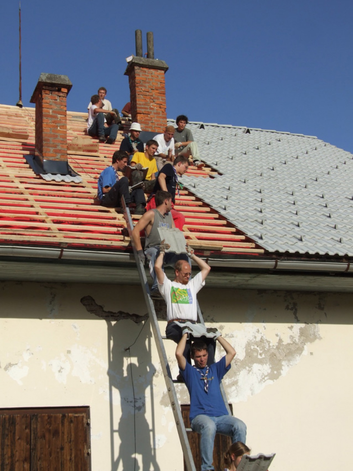 Obnova strehe na skavtskem domu v Kočevskem rogu