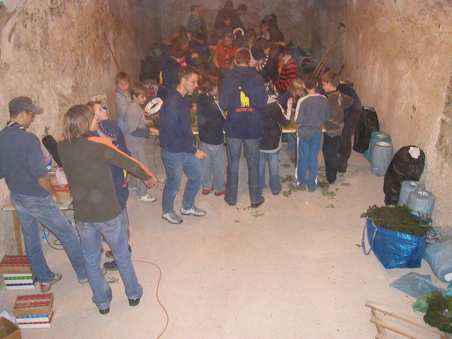 mariborski skavti izdelujejo venčke