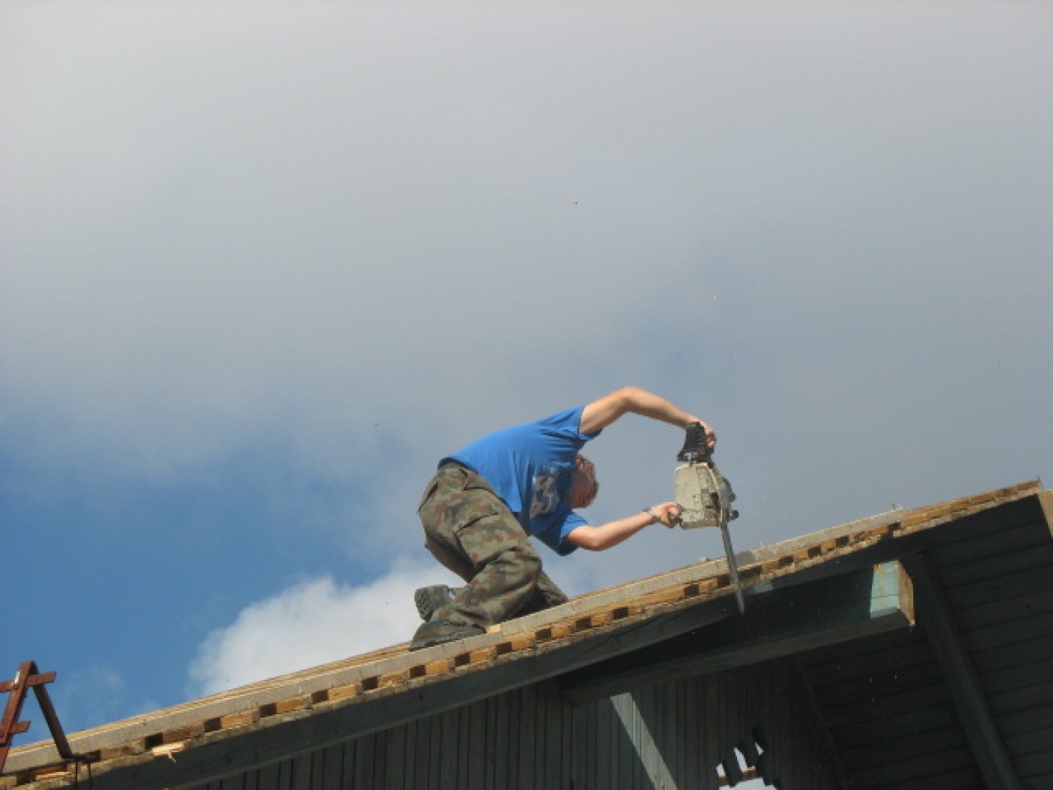 Obnova strehe na skavtskem domu v Kočevskem rogu