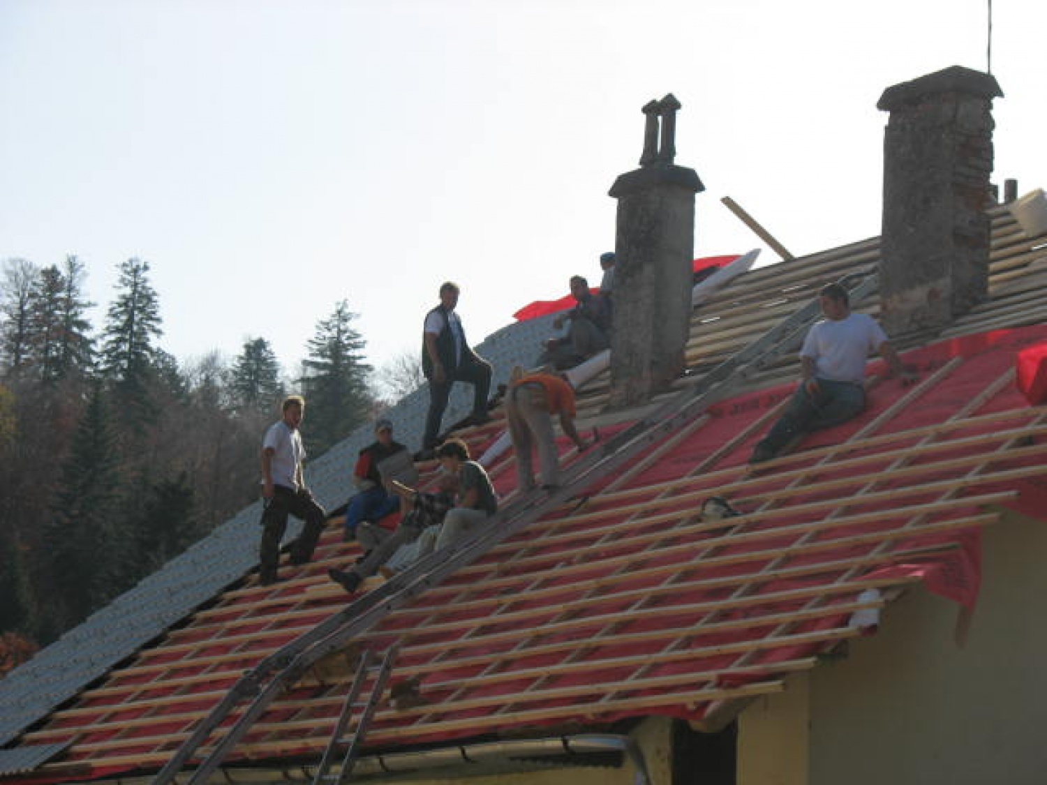 Obnova strehe na skavtskem domu v Kočevskem rogu