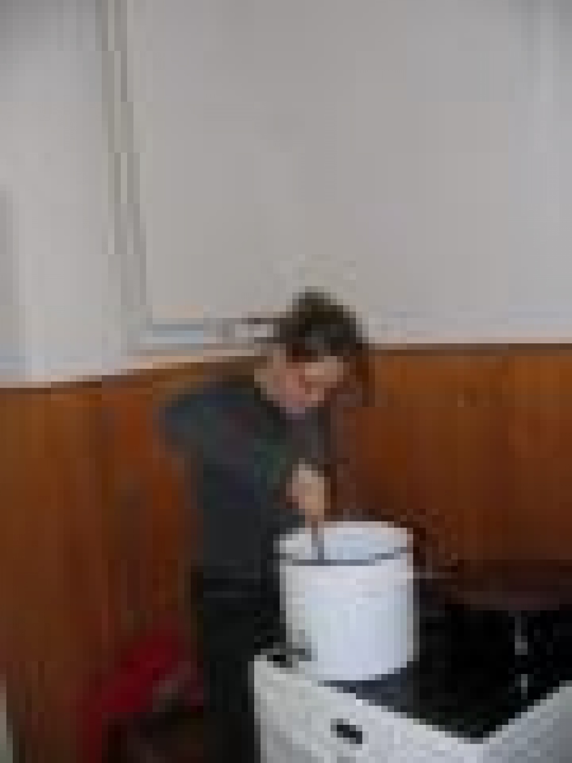 Kuharica na delu ob velikem loncu