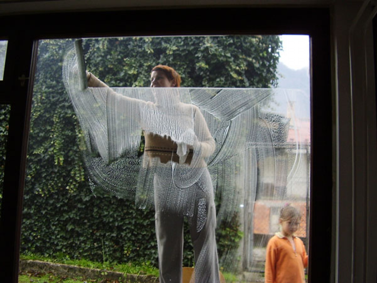 ko je naša nina očistla šipe, je blo tud svetlobe za 50% več:)