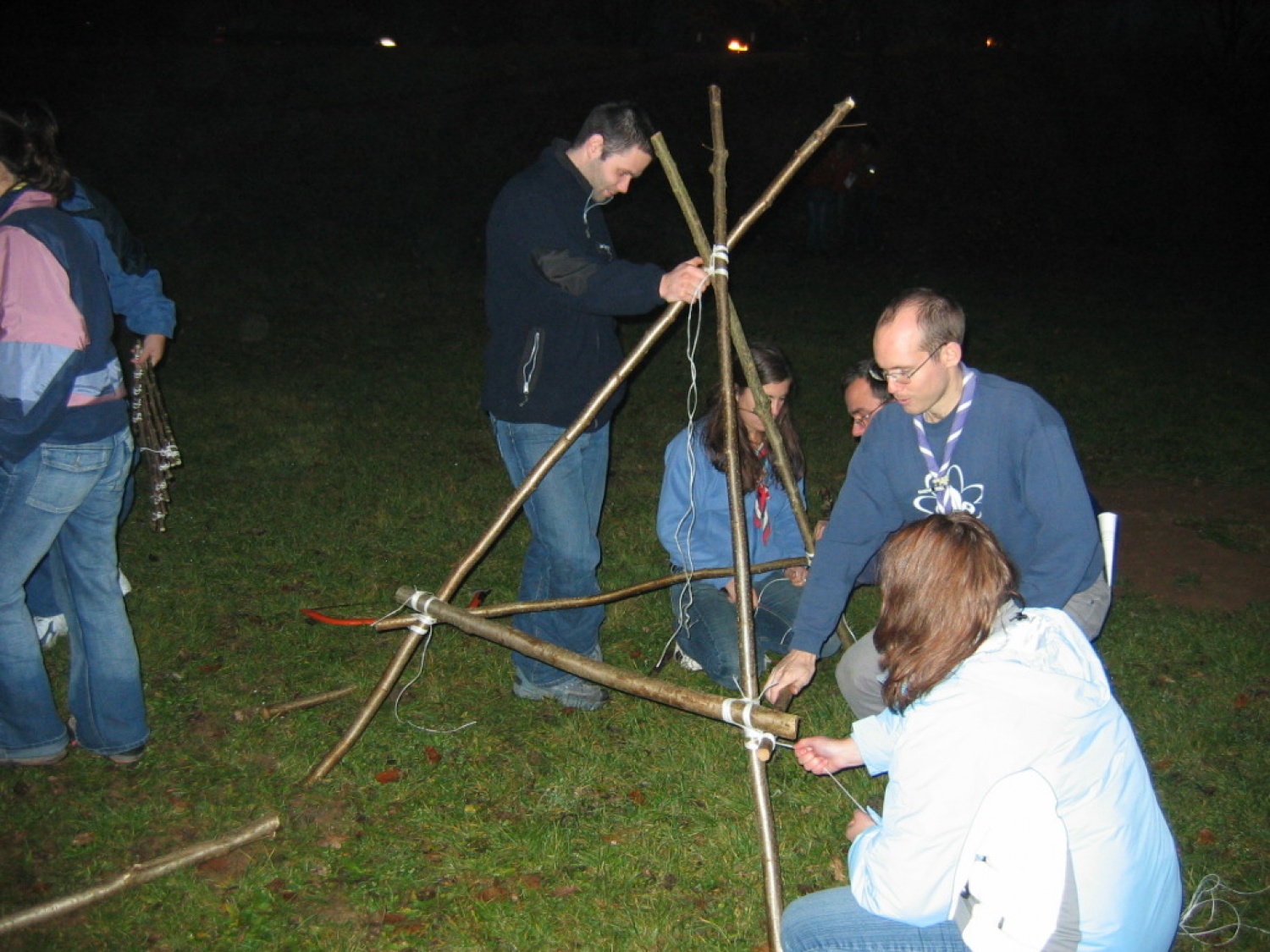 Pioneristika - postavljanje prižnice za večerno sveto mašo