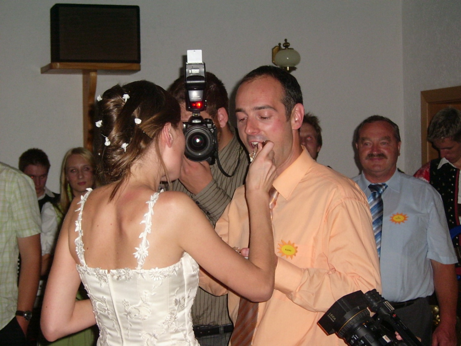 tako sta se posladkala s poročno torto