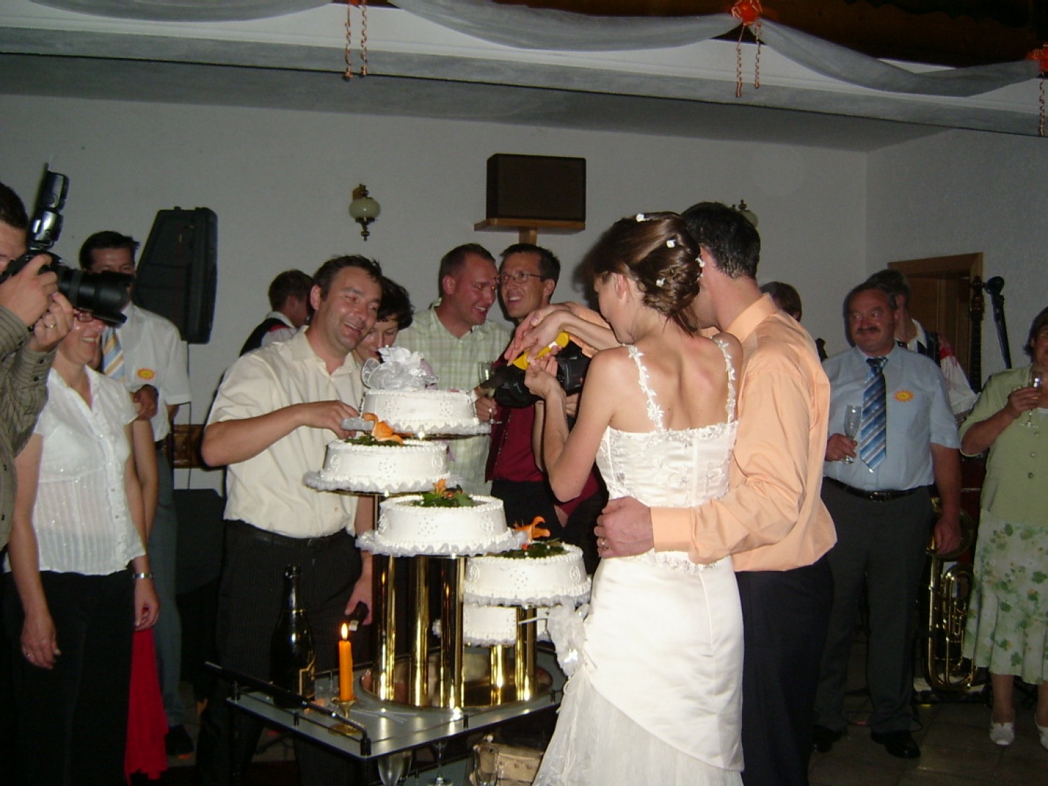 rezanje poročne torte