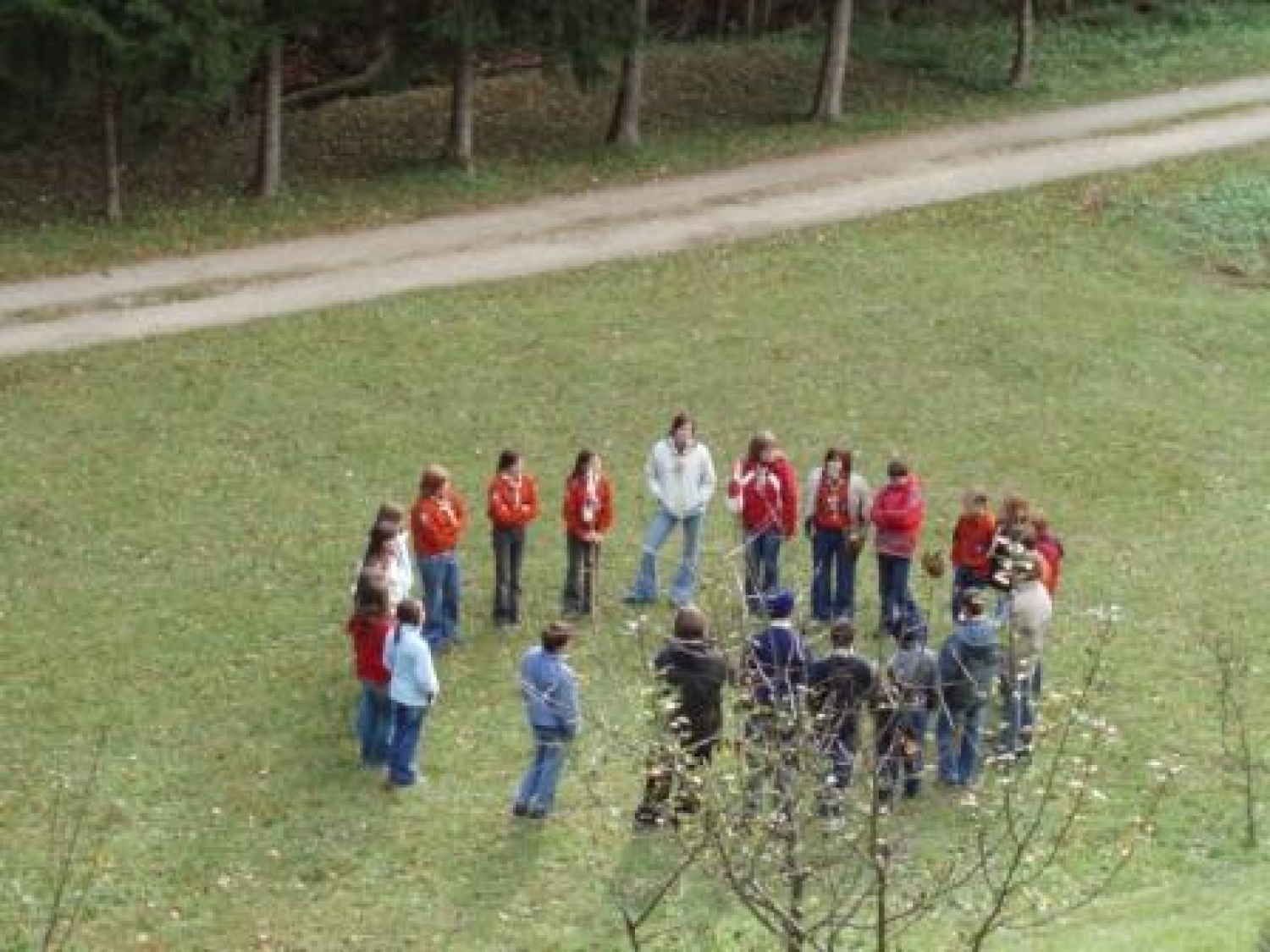Spanje v jamboreejih, veliko hoje, mraz, jahanje konjev, sprejem novih članov, prehodi v klan, smeh, solze, hvaležnost,... S temi besedami bi se dalo najbolje opisati naše jesenovanje.