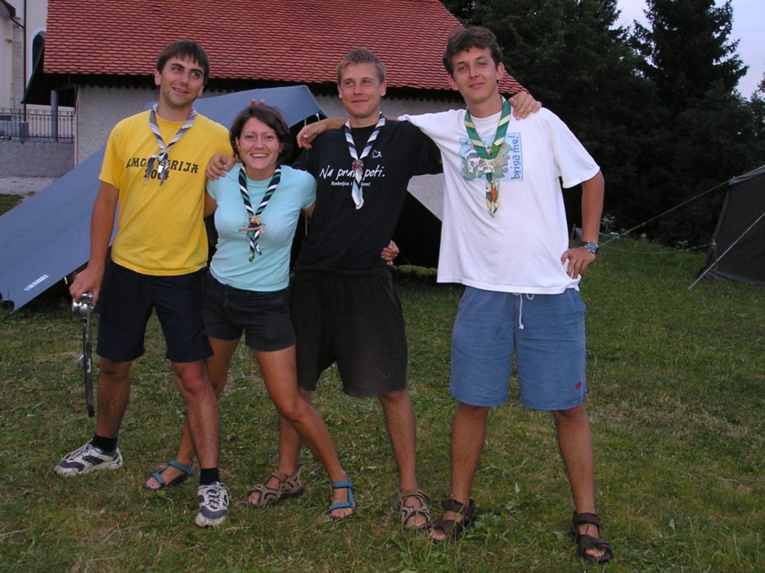 Postavni mladeniči in mladenka