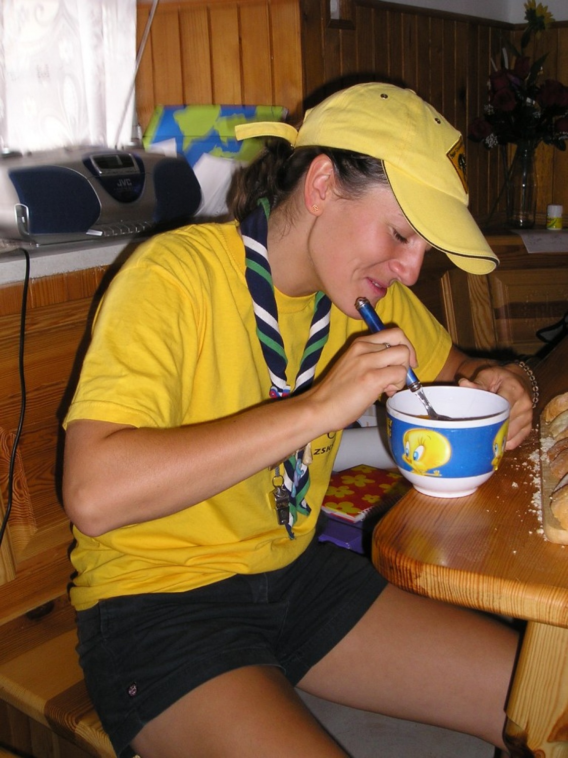 lačna Manca z zadovoljnim nasmeškom