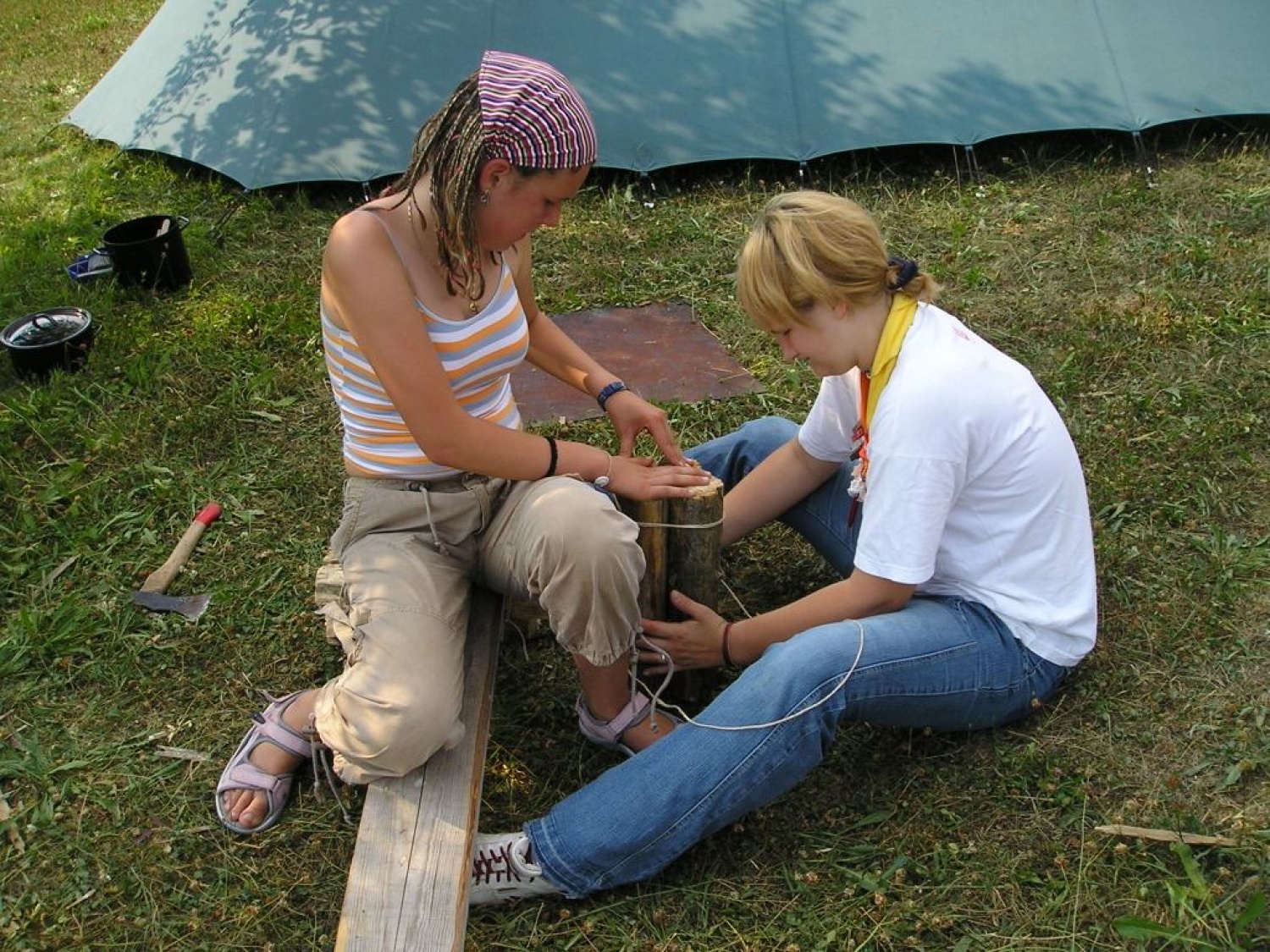 mizarski mojstrici delata vodovo kuhinjo
