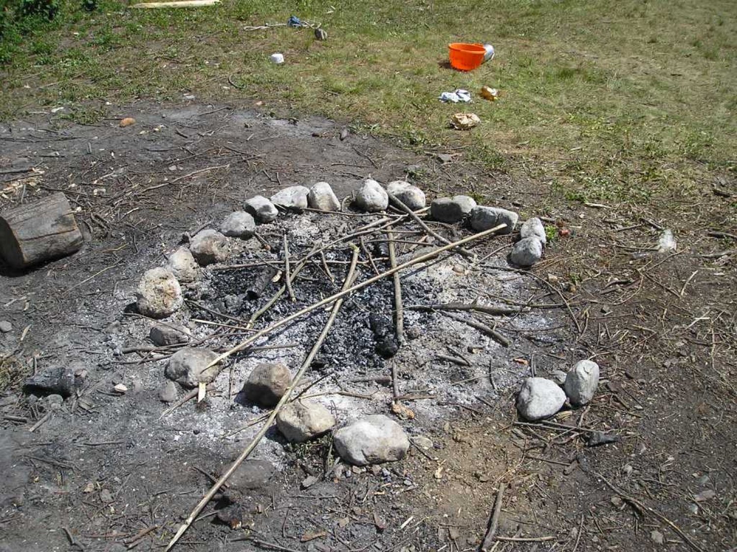 ognjišče, s katerega je nekaj kamnčkov ušlo neznano kam ...