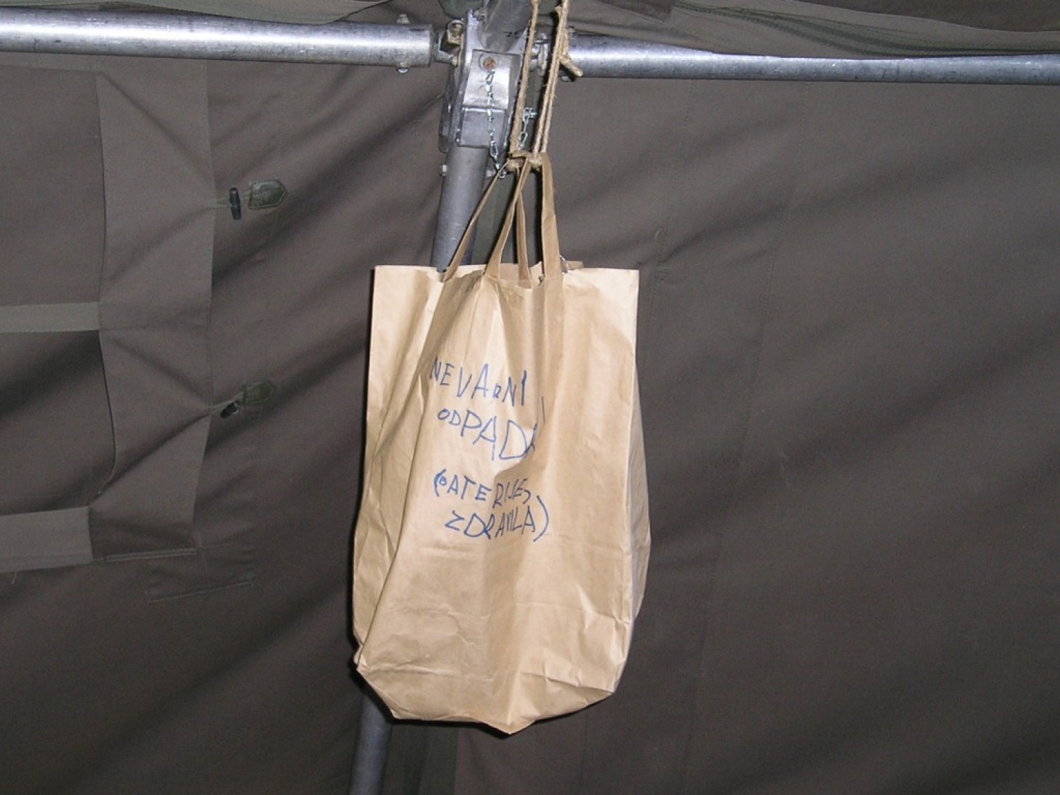 prostor za nevarne odpadke (baterije in zdravila)