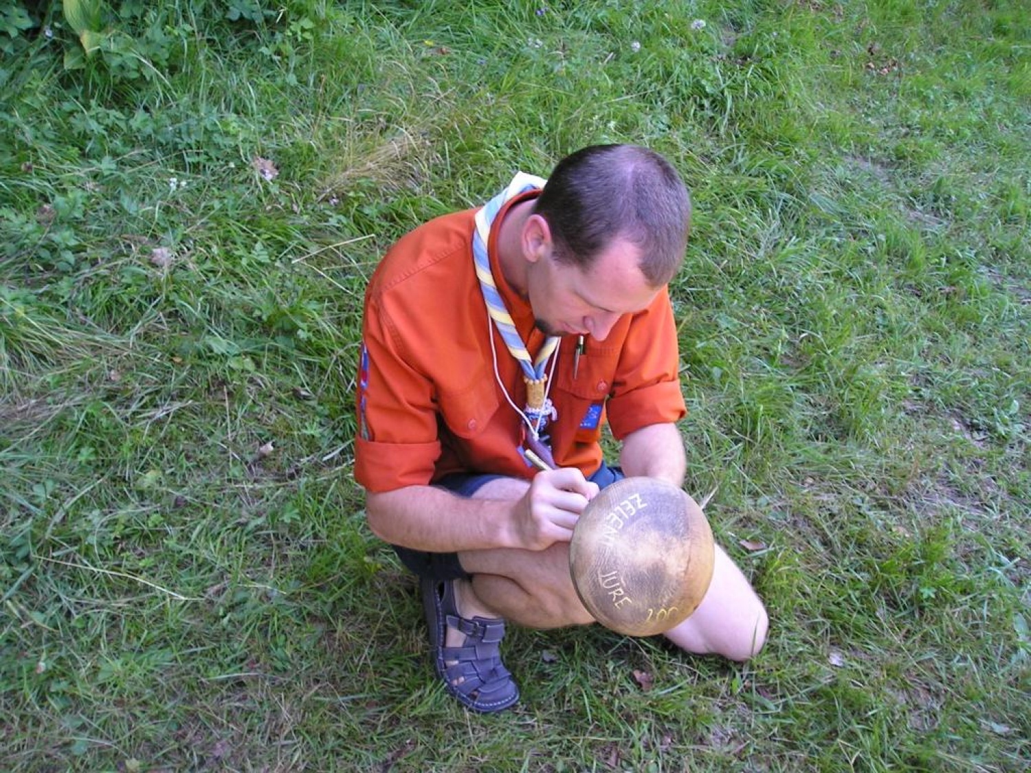 Jakob pripravlja zelenega jurija za podelitev