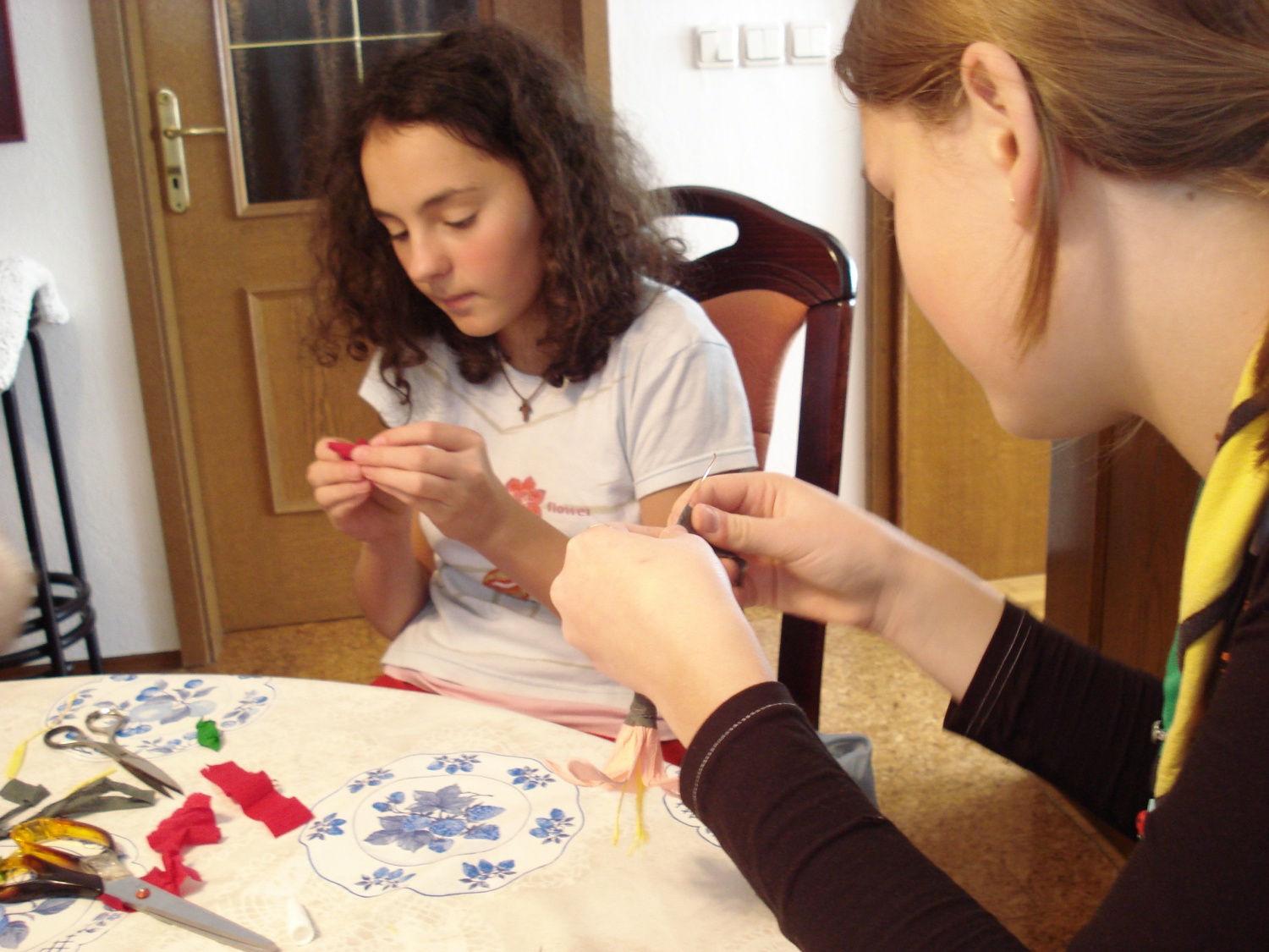 Izdelava rož iz krep papirja