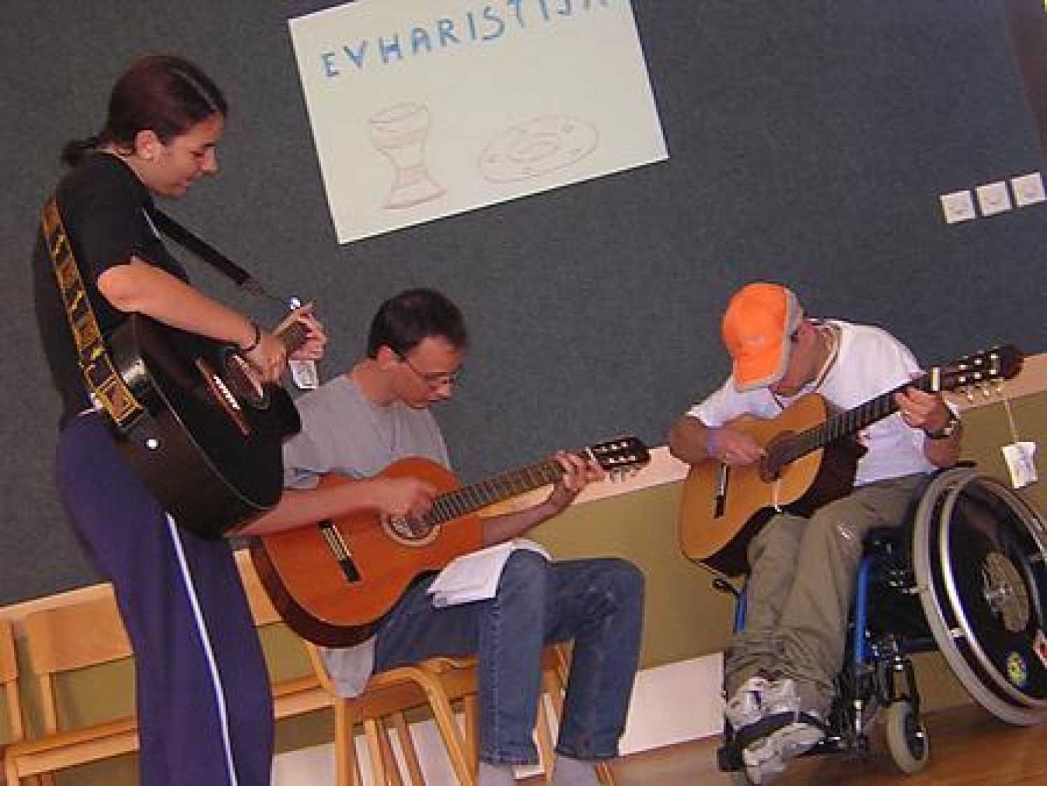 Tukaj je nekaj zbranih slik iz letovanj gibanja Vera in luč.