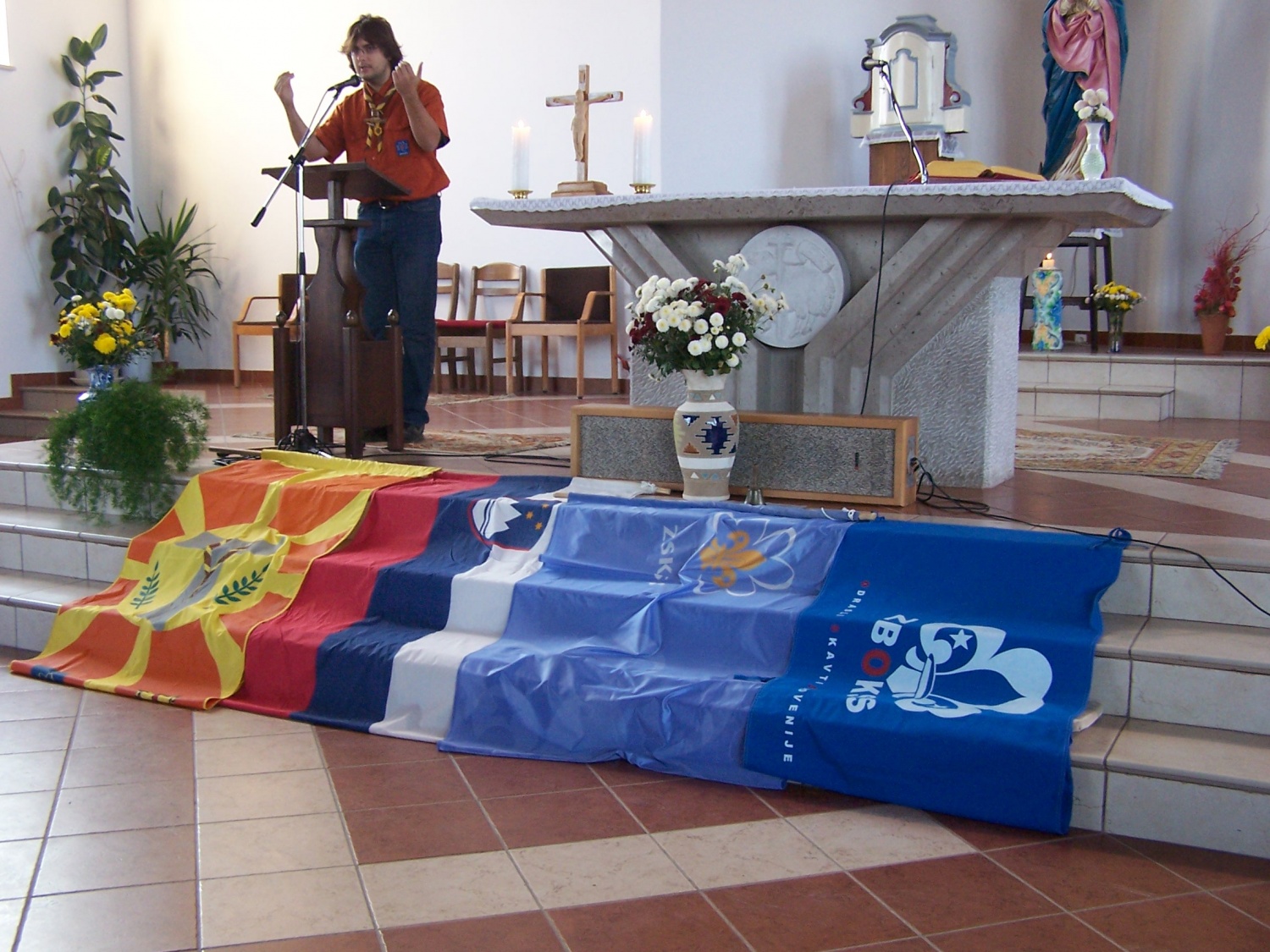 Še pri maši nam ta naš stegovodja ne da miru ;)