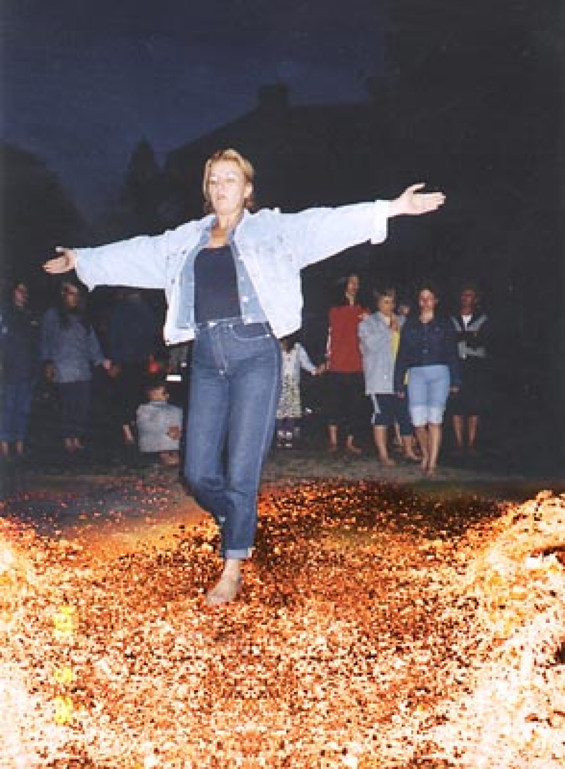 Kristus je hodil po vodi.
Danes hodijo po ognju.