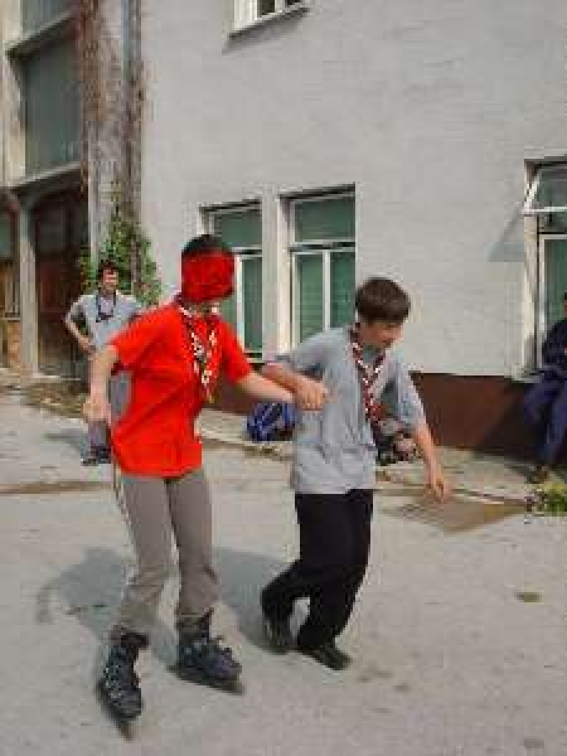 z zavezanimi očmi na rolerjih mimo ovir