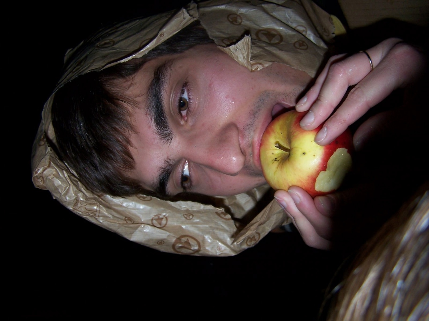 Bober je moral z izgrizljat srček v jabolko