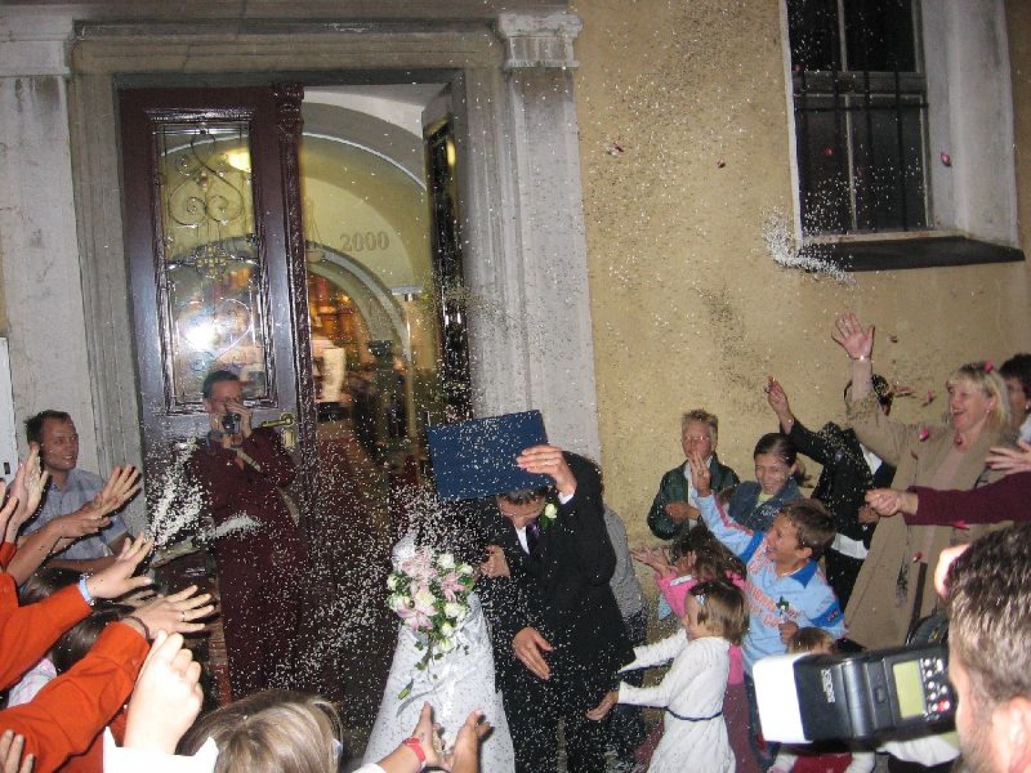 Peter: "Jaz, Peter, vzamem tebe, Karli, za svojo ženo in obljubljam, da ..."
Karli: "Jaz, Karli, vzamem tebe, Peter, za svojega moža in obljubljam, da ..."