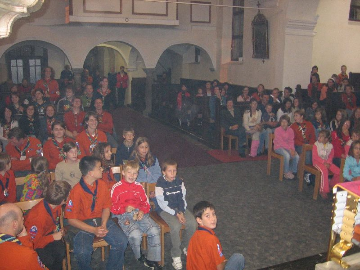 Vsak 1. petek v mesecu se novomeški skavti zberemo pri sv. maši, da se priporočimo za varstvo in blagoslov pri naših aktivnostih. Tako smo se Gorjanski medvedje zbrali tudi ta petek, 6. 10. 2006, v cerkvi v Šmihelu. Kaj smo delali pred in po maši?