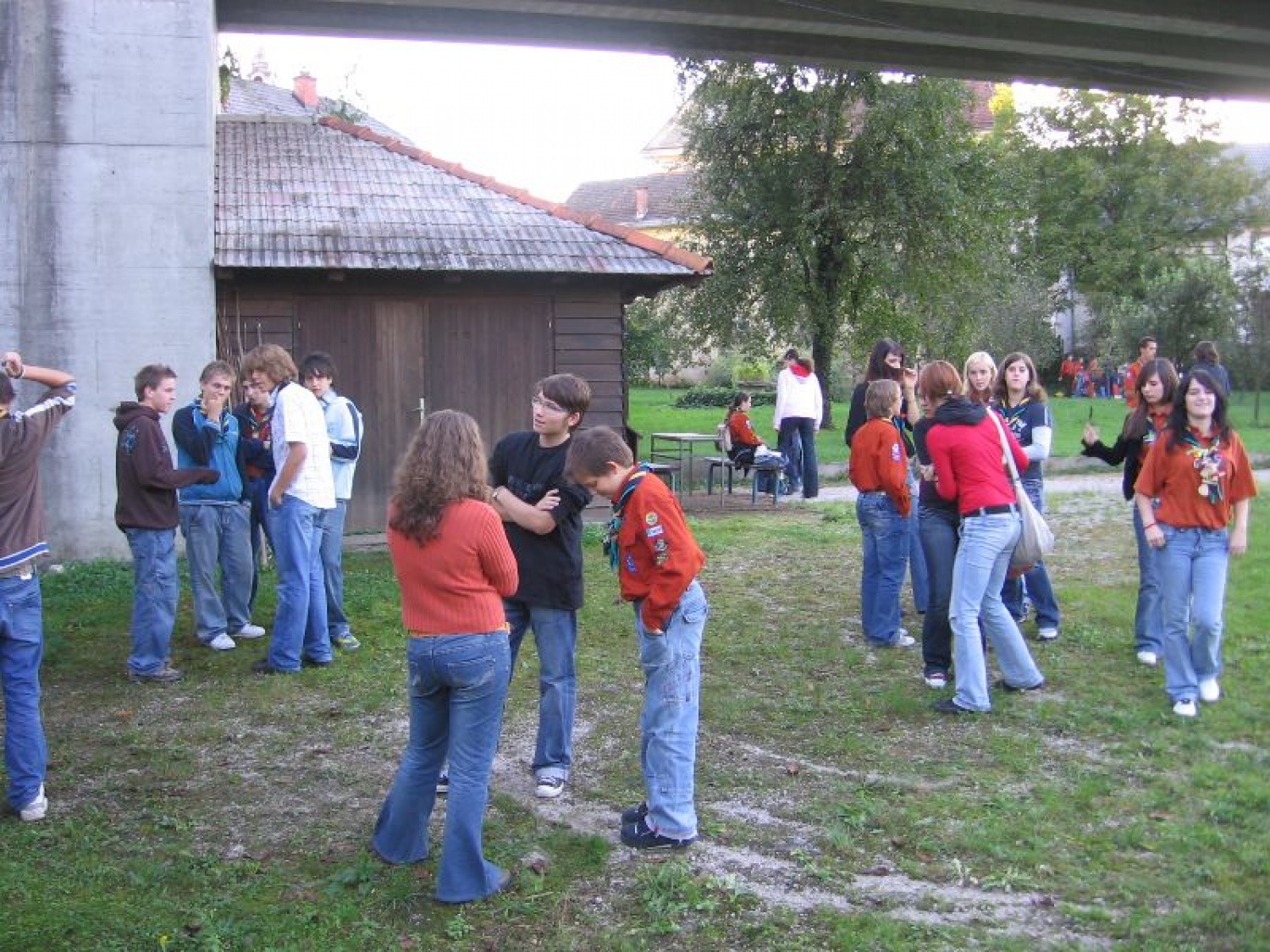 Vsak 1. petek v mesecu se novomeški skavti zberemo pri sv. maši, da se priporočimo za varstvo in blagoslov pri naših aktivnostih. Tako smo se Gorjanski medvedje zbrali tudi ta petek, 6. 10. 2006, v cerkvi v Šmihelu. Kaj smo delali pred in po maši?