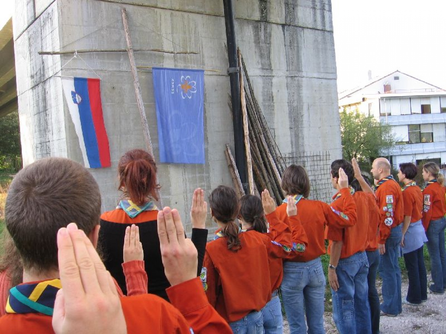 Vsak 1. petek v mesecu se novomeški skavti zberemo pri sv. maši, da se priporočimo za varstvo in blagoslov pri naših aktivnostih. Tako smo se Gorjanski medvedje zbrali tudi ta petek, 6. 10. 2006, v cerkvi v Šmihelu. Kaj smo delali pred in po maši?