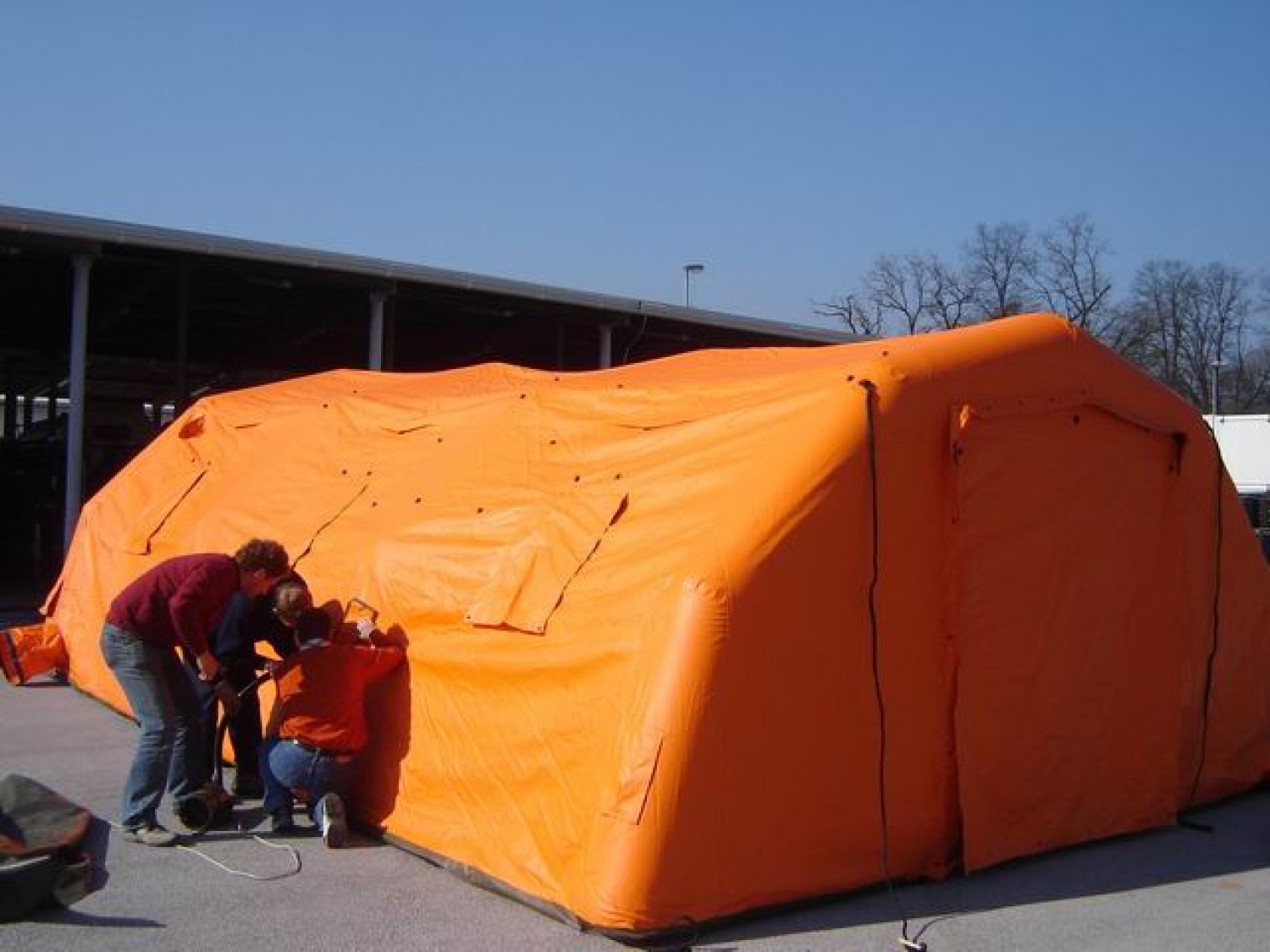 Postavljanje šotorov: členar in novi napihljivi šotor