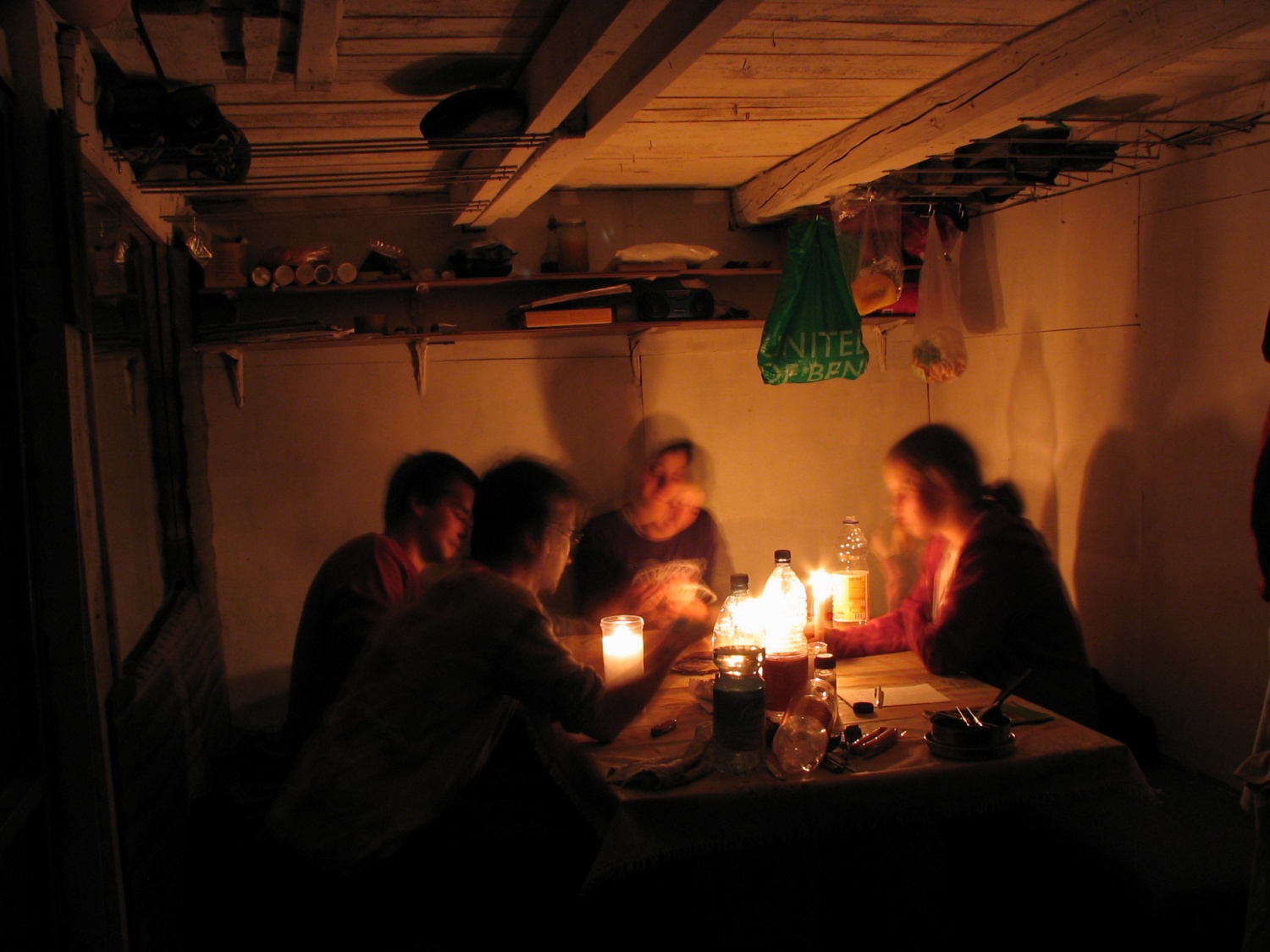 zvečer smo se pa malo zabaval s kartanjem in hranjenjem :)