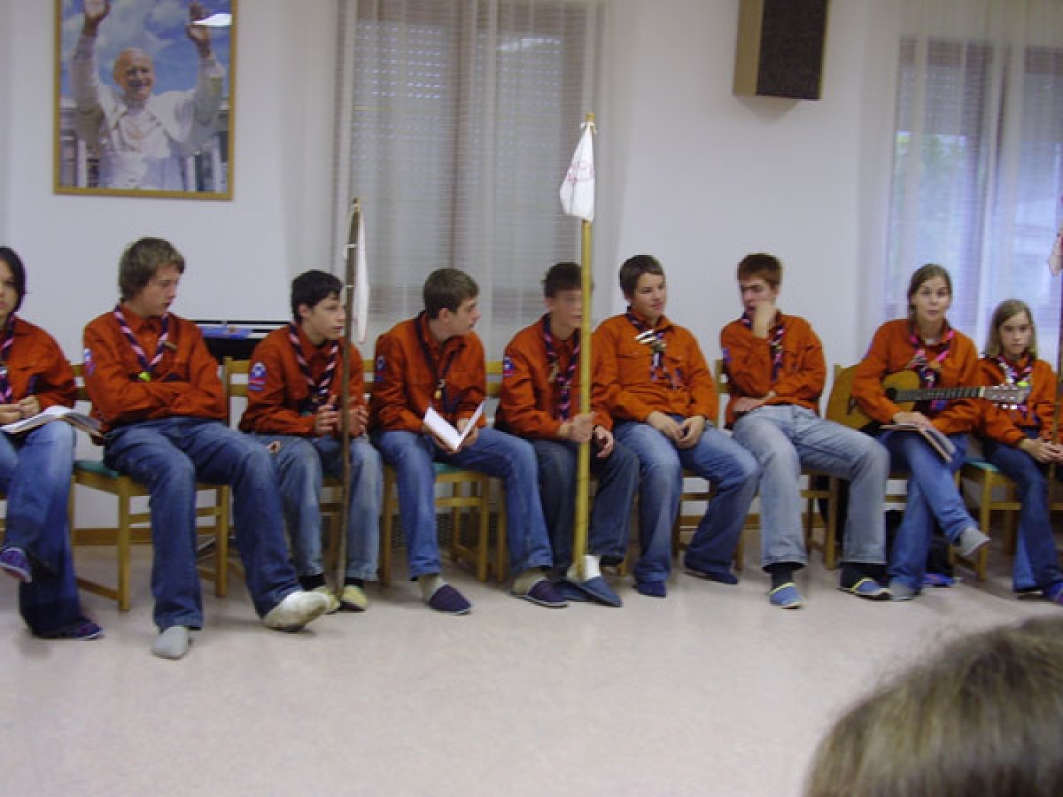 dež nas je pregnal pod streho