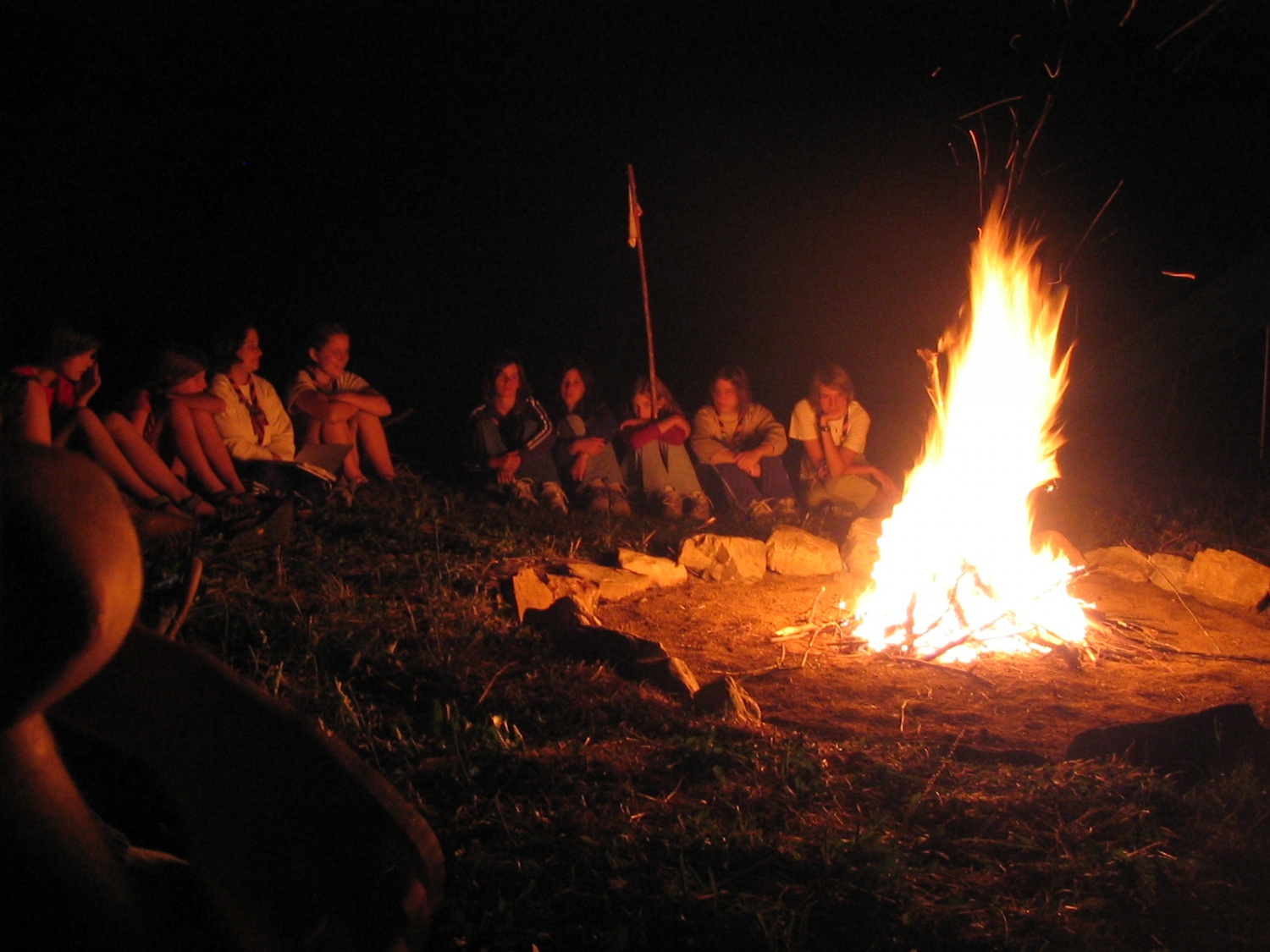 Zvečer smo se zbrali ob ognju.