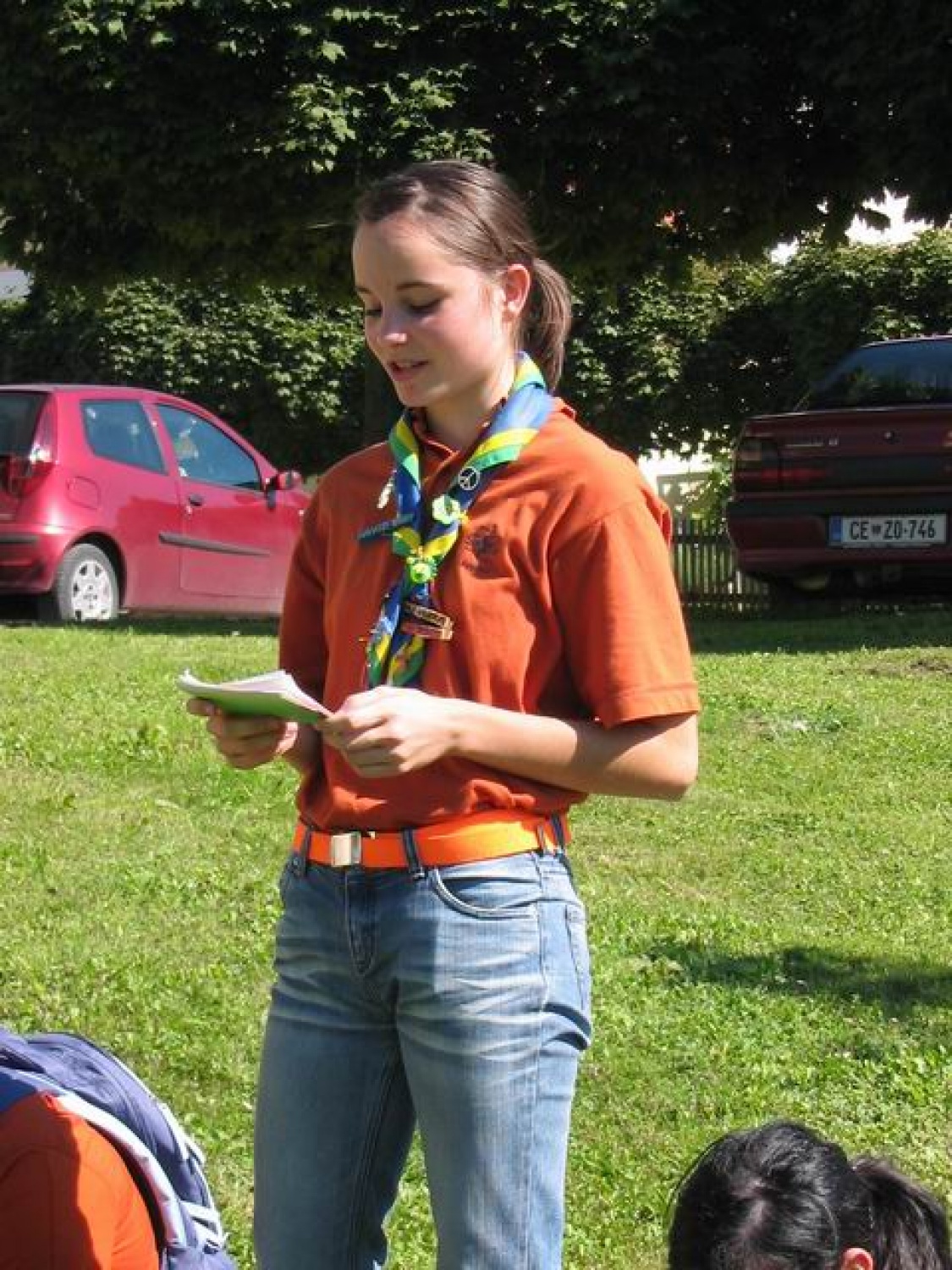 Izvidnica prebira pismo odhoda, preden se poslovi od čete