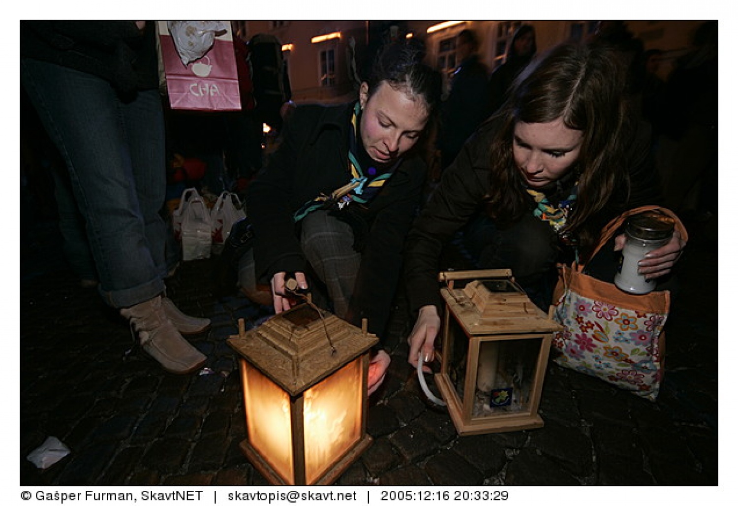 Vsak si je lahko prižgal svečko