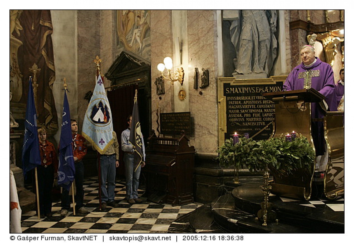 G. nadškof je vesel, da je plamen uspel priti iz sicer izoliranega Betlehema