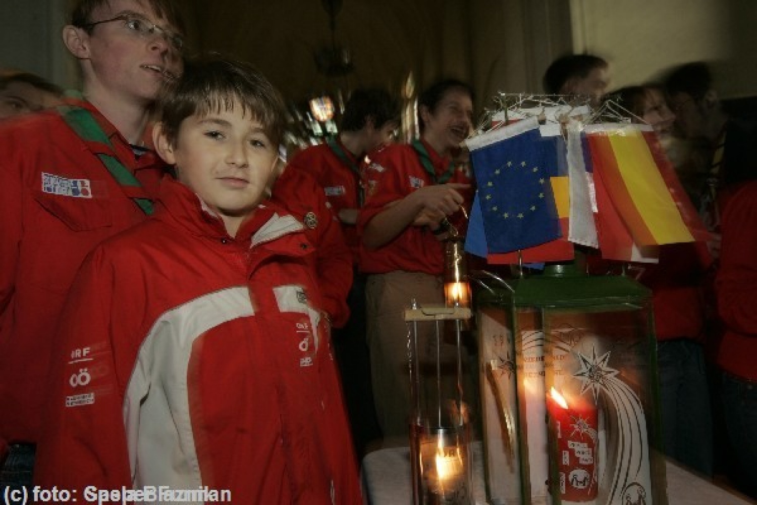 Iz Dunaja smo prejeli prve fotoutrinke s sprejema Luči miru iz Betlehema.