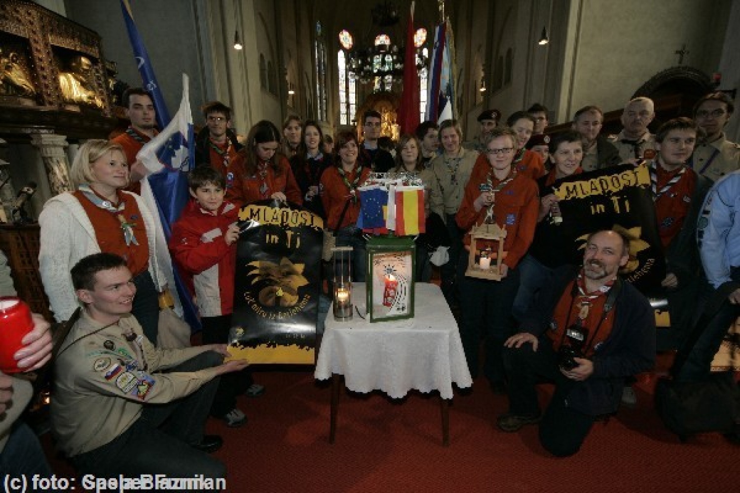 Iz Dunaja smo prejeli prve fotoutrinke s sprejema Luči miru iz Betlehema.