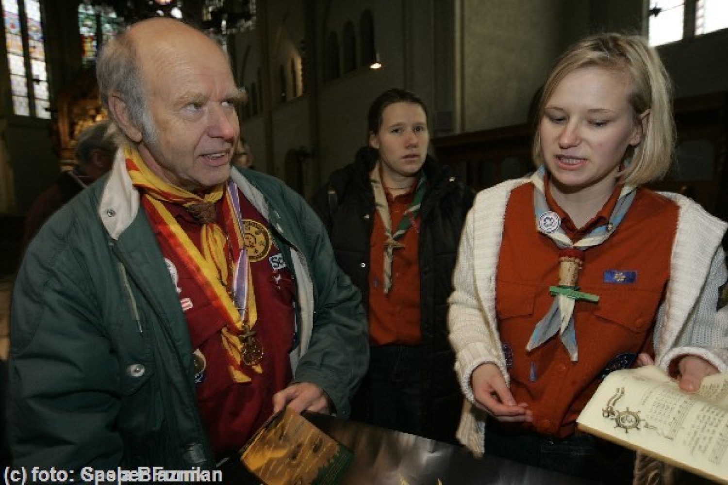 Iz Dunaja smo prejeli prve fotoutrinke s sprejema Luči miru iz Betlehema.