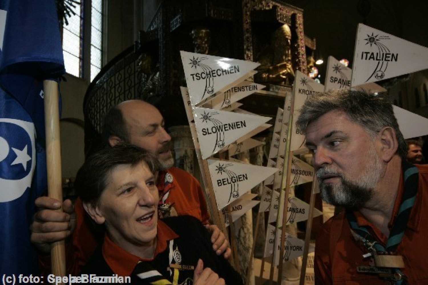 Iz Dunaja smo prejeli prve fotoutrinke s sprejema Luči miru iz Betlehema.