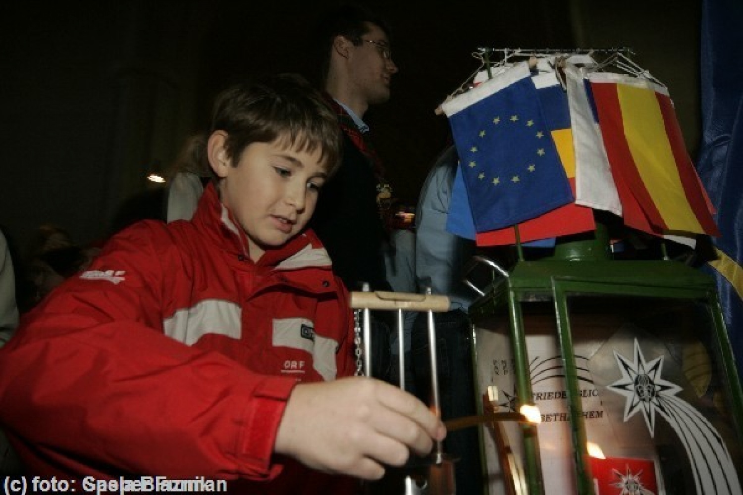 Iz Dunaja smo prejeli prve fotoutrinke s sprejema Luči miru iz Betlehema.