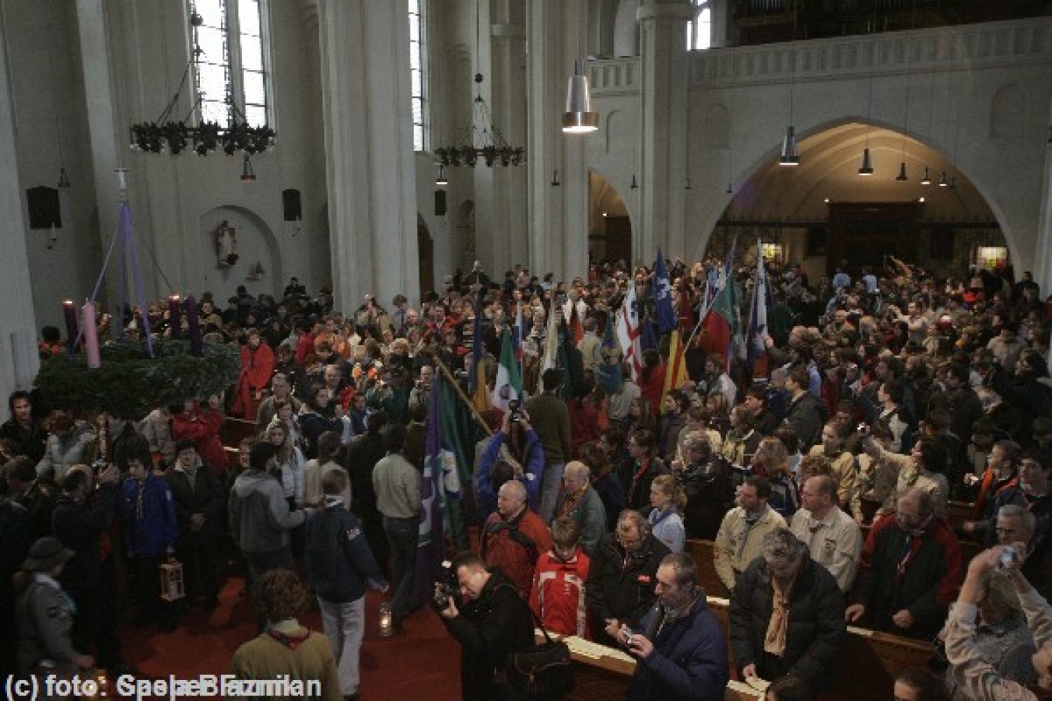 Iz Dunaja smo prejeli prve fotoutrinke s sprejema Luči miru iz Betlehema.