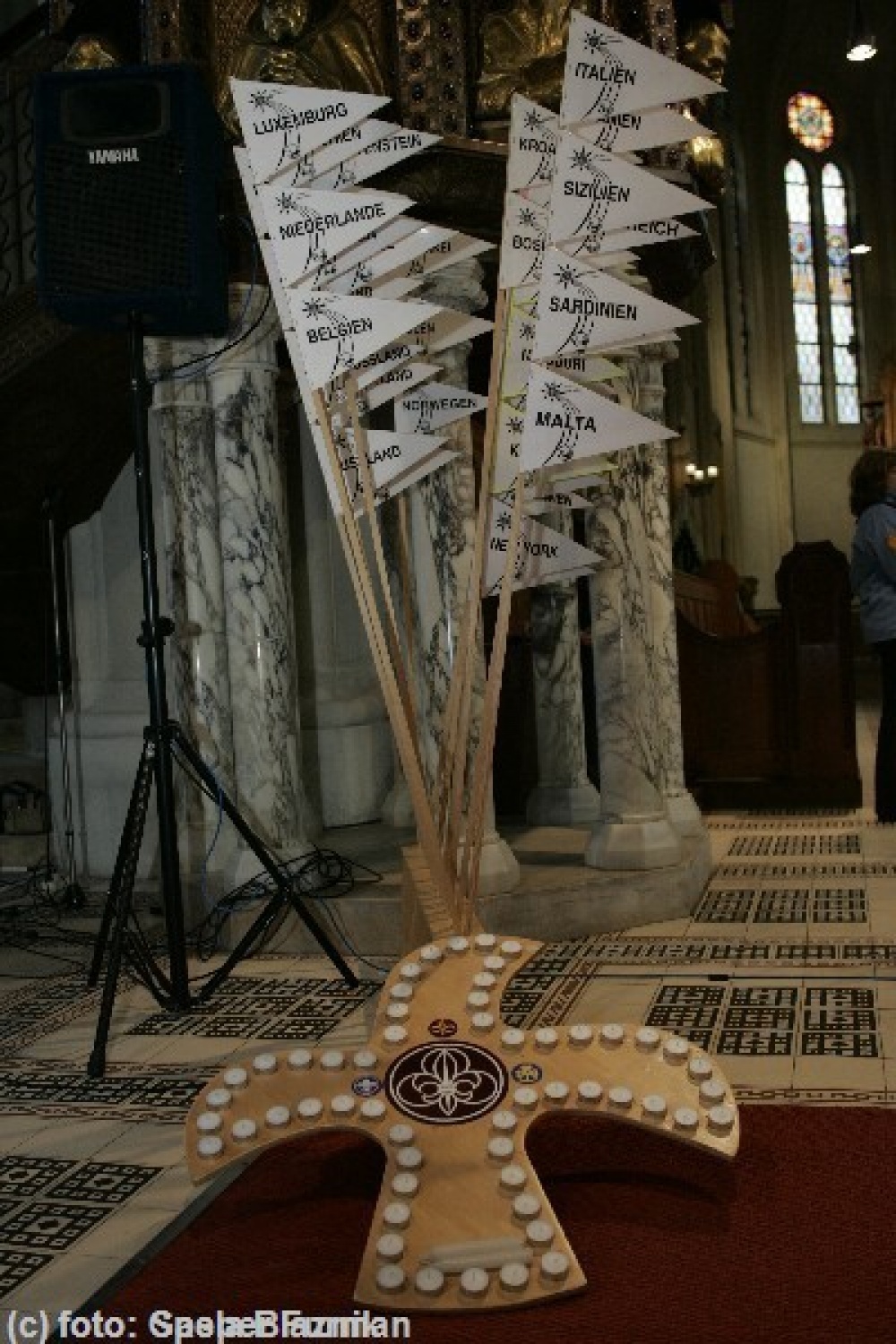 Iz Dunaja smo prejeli prve fotoutrinke s sprejema Luči miru iz Betlehema.