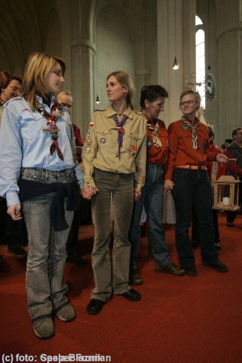 Iz Dunaja smo prejeli prve fotoutrinke s sprejema Luči miru iz Betlehema.