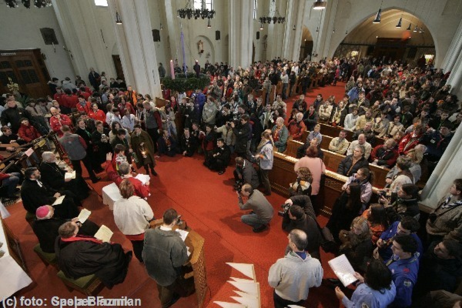 Iz Dunaja smo prejeli prve fotoutrinke s sprejema Luči miru iz Betlehema.