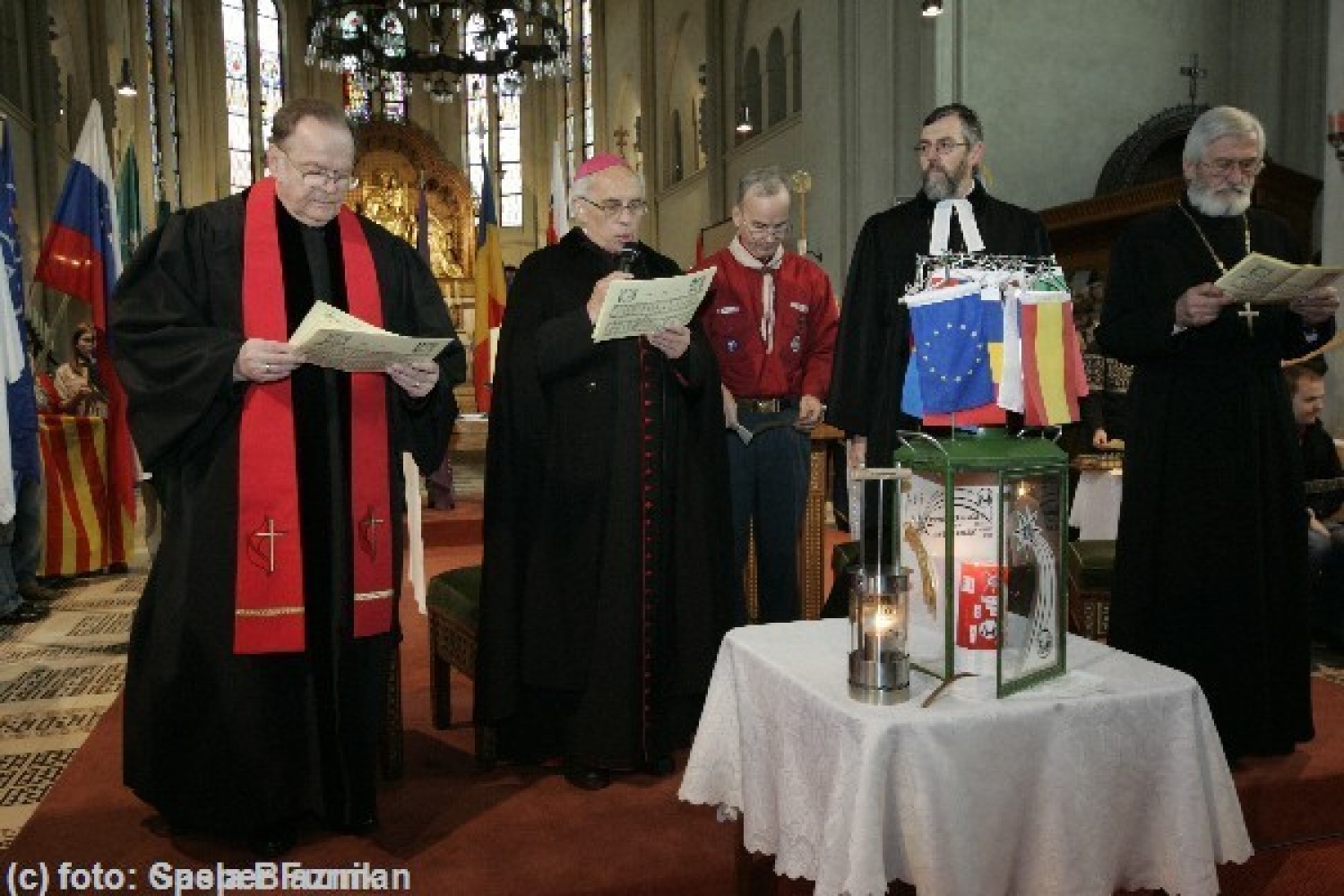 Iz Dunaja smo prejeli prve fotoutrinke s sprejema Luči miru iz Betlehema.